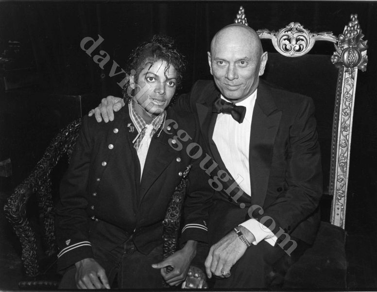 Michael Jackson, Yul Brynner 1984 NYC.jpg
